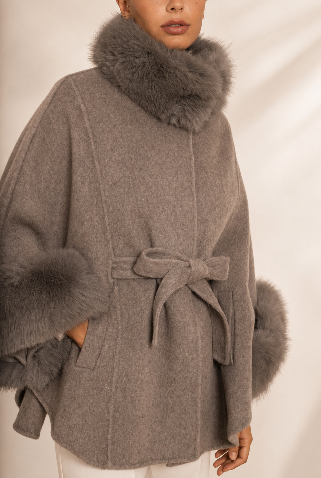 Manteau élégant en laine avec Col et poignets en fausse Fourrure