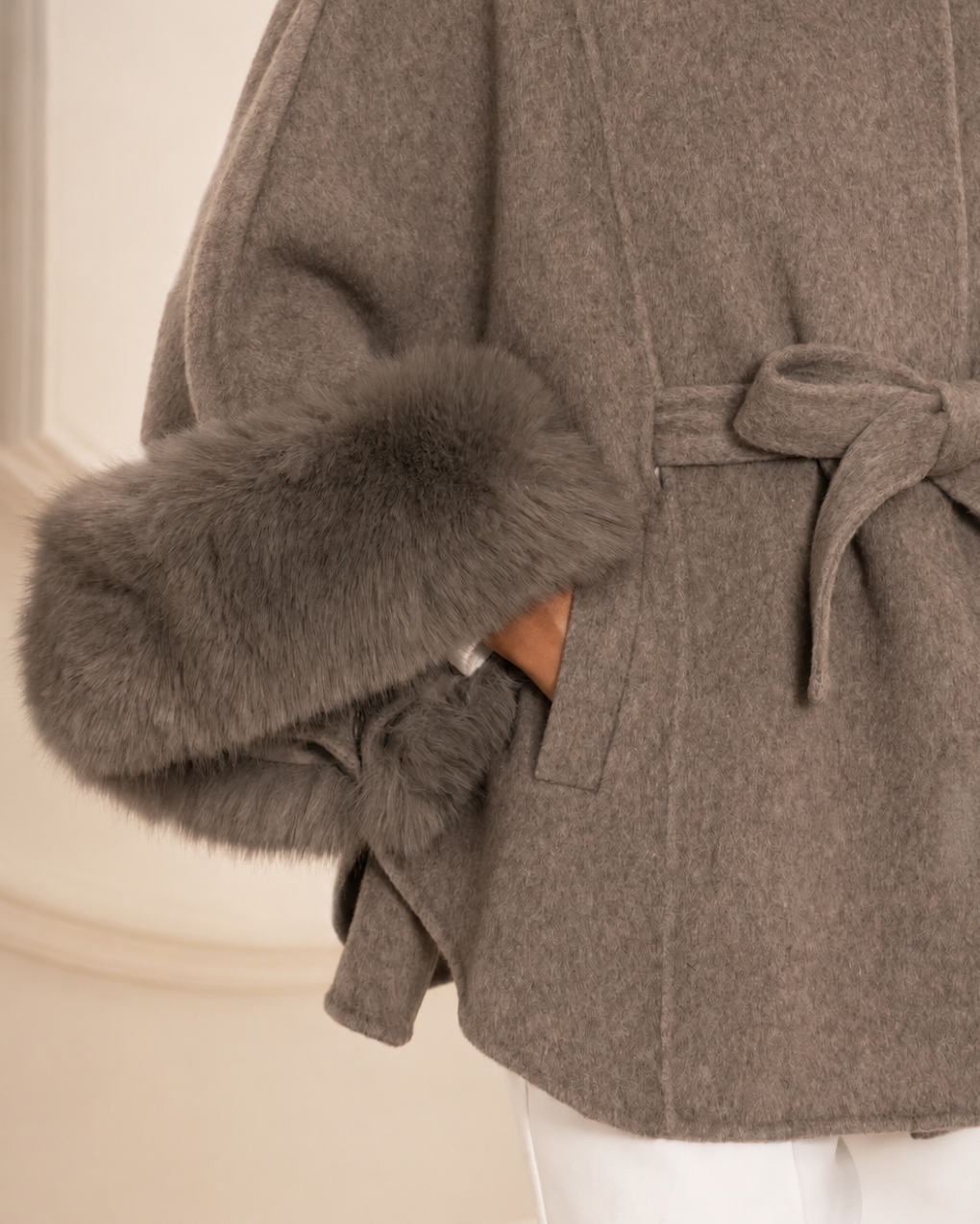 Manteau élégant en laine avec Col et poignets en fausse Fourrure